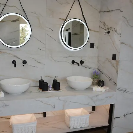 Athina's With Heated Pool Villa *