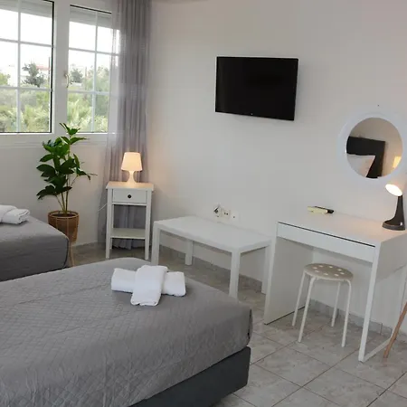 Athina's With Heated Pool Vila