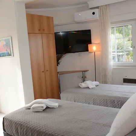 Athina's With Heated Pool Vila *