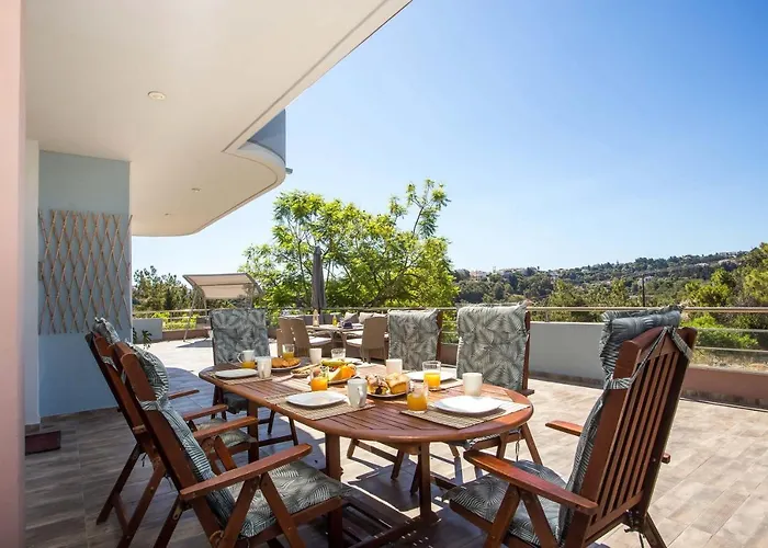 Athina's With Heated Pool Vilă