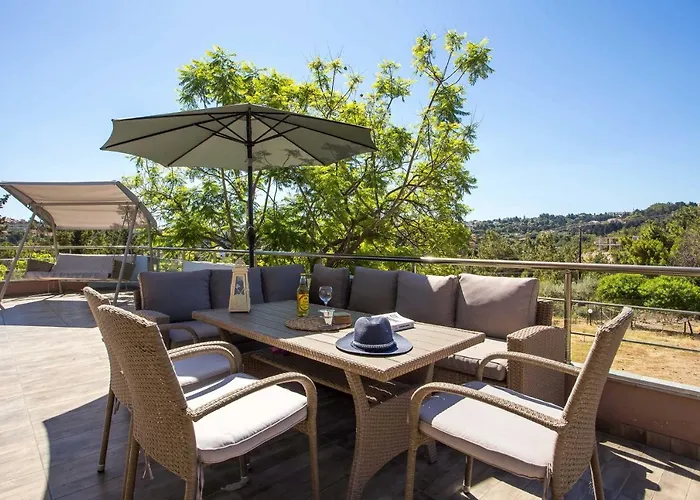 Athina's With Heated Pool Vilă