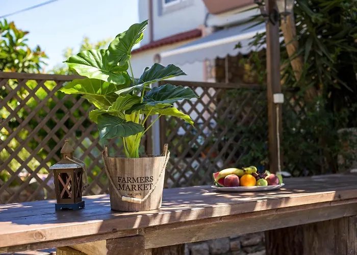 Athina's With Heated Pool Vilă *