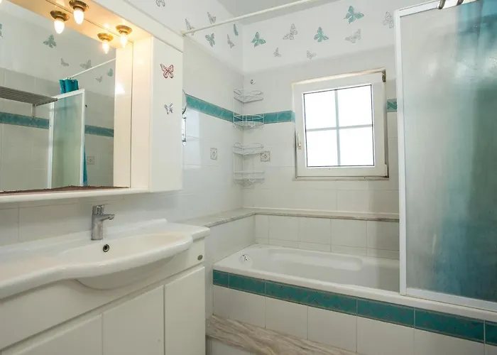 Athina's With Heated Pool 别墅