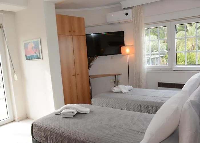 Athina's With Heated Pool Villa *