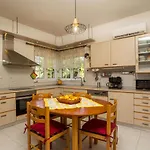 Athina's With Heated Pool Vilă *