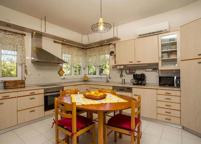 Athina's With Heated Pool Villa *