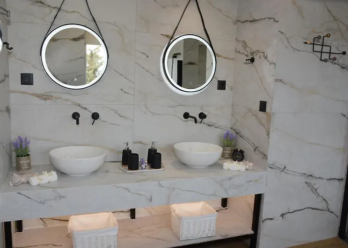 Athina's With Heated Pool Villa *